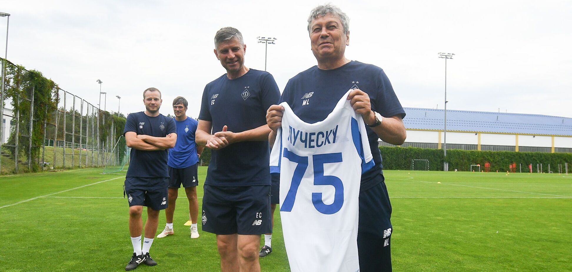 Мирча Луческу с футболкой 'Динамо'