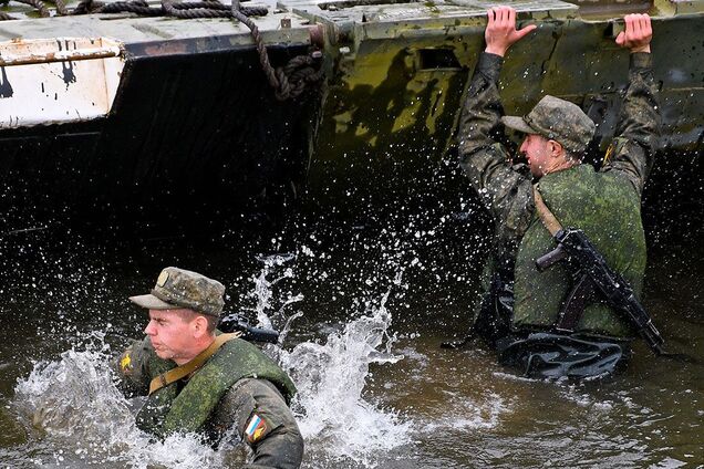 В России понтонный мост обрушился на солдат