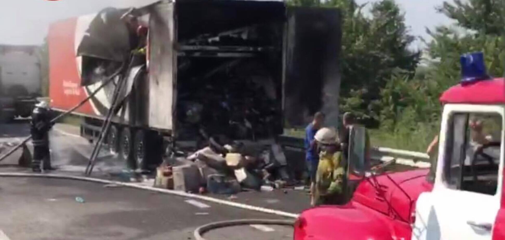 На Бориспільській трасі загорівся автомобіль Нової пошти