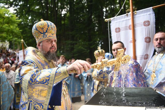 Митрополит Епифаний на богослужении в Святогорском мужском монастыре