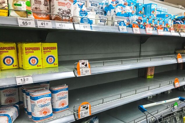 Стало известно, что украинцы массово сметали с полок супермаркетов в карантин