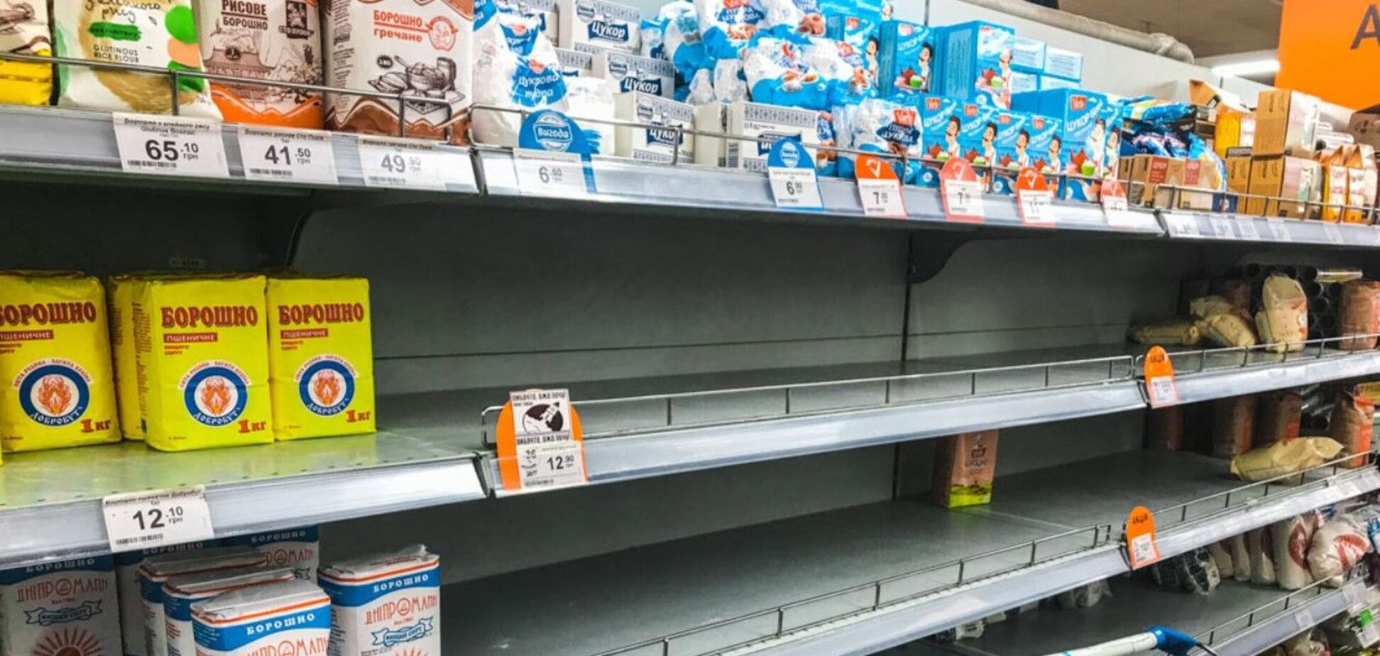 Стало известно, что украинцы массово сметали с полок супермаркетов в карантин