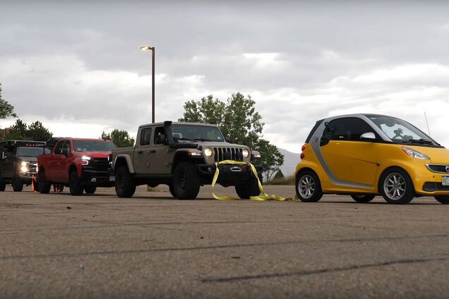 Маленький электрокар взял на буксир три внедорожника массой 9 тонн