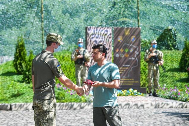 Володимир Зеленський вручив нагороди воїнам у зоні ООС