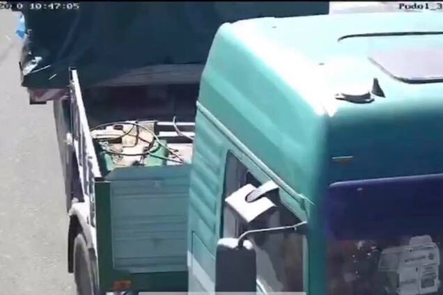 У Києві з Подільсько-Воскресенського мосту вивезли обладнання