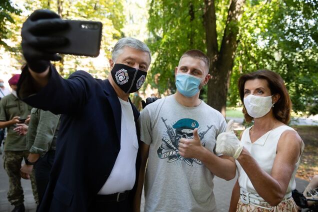 Порошенко посетил раненых украинских военных и напомнил Зеленскому о 'красных линиях'