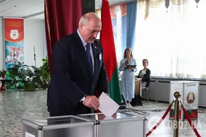 Лукашенко пришел на избирательный участок