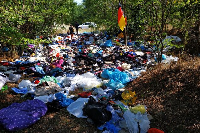 В Днепре нашли 'кладбище' секонд-хенда в лесополосе. Фото и видео
