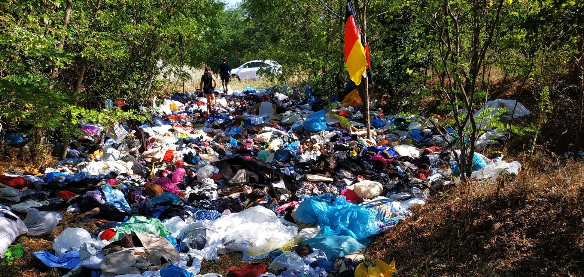 В Днепре нашли 'кладбище' секонд-хенда в лесополосе. Фото и видео
