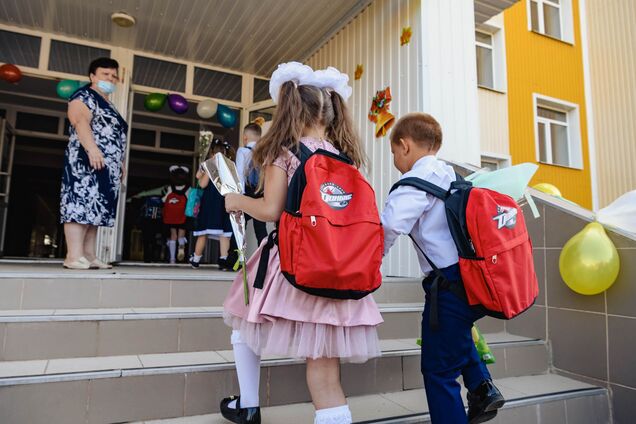 День знань на Донбасі: першокласників привітали благодійники і спортсмени