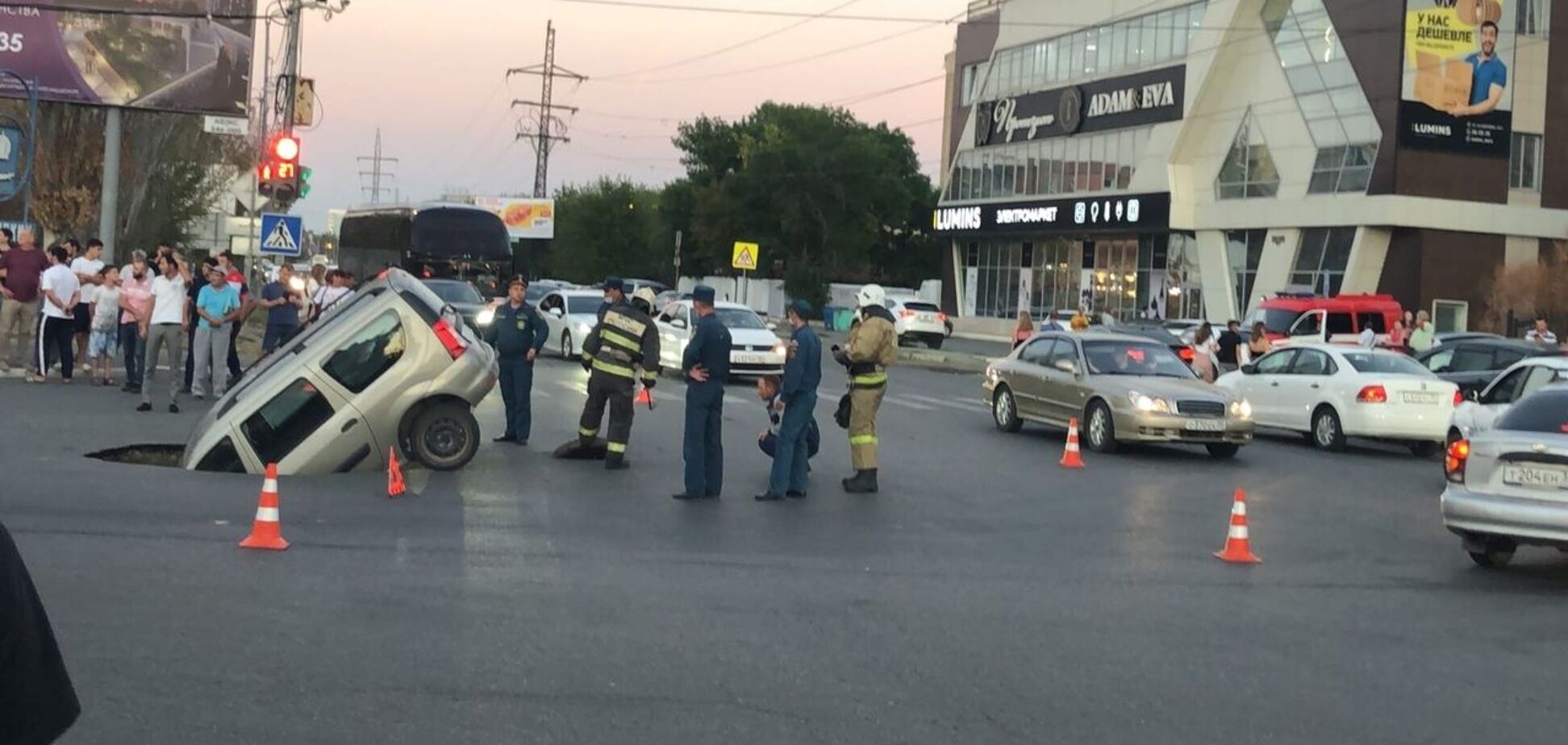 В Астрахані машина провалилася під асфальт