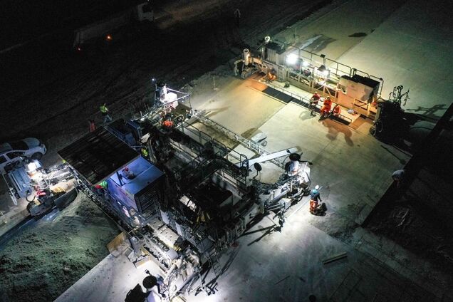 Дорогу Кропивницкий – Николаев ремонтируют даже ночью. Фотофакт