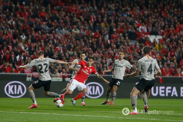 Микола Матвієнко проти гравця 'Бенфіки'