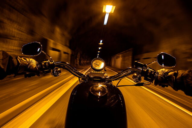 В Кривом Роге мотоциклист попал в ДТП на скорости 120 км/час. Фото 18+