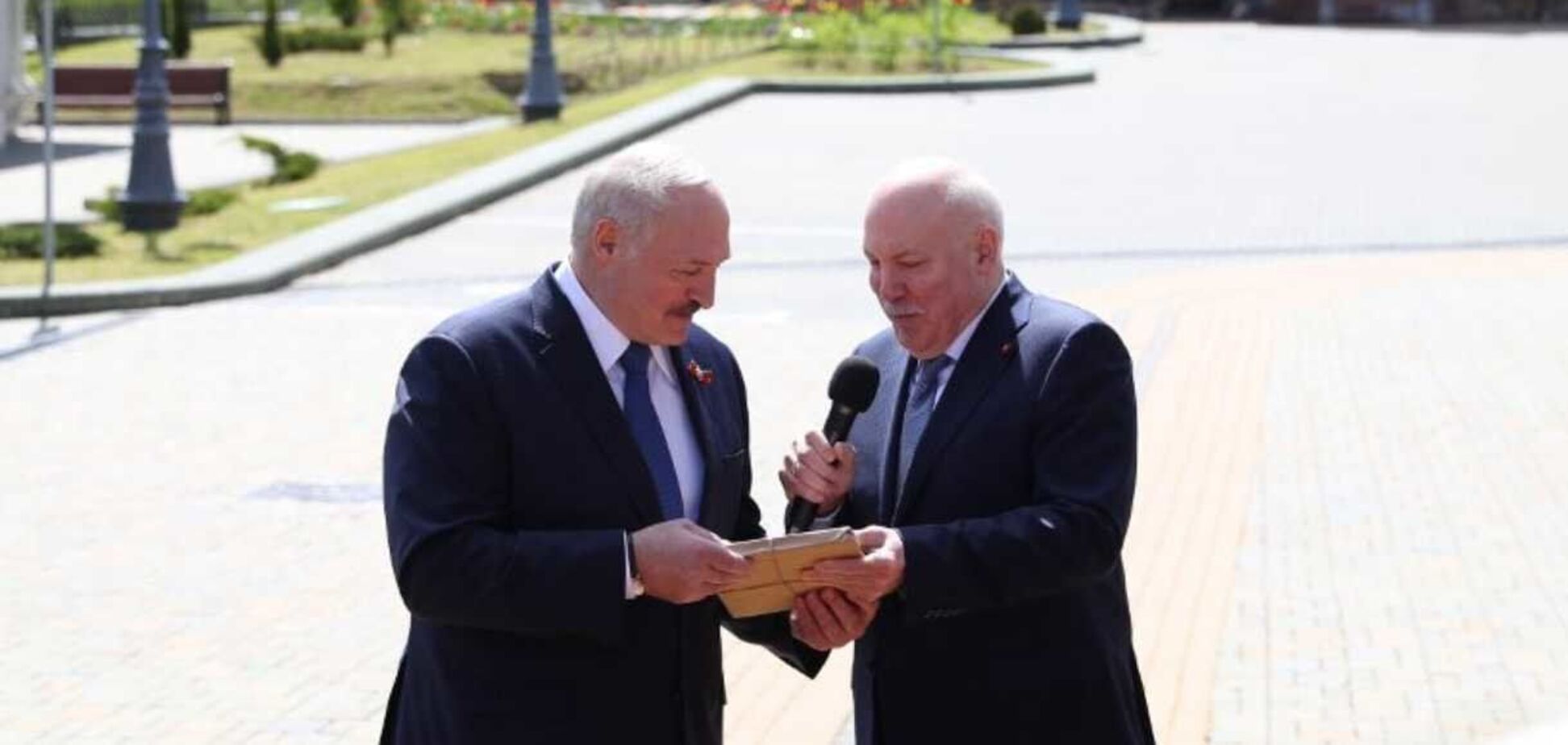 Посол РФ подарил Лукашенко карту Беларуси в Российской империи