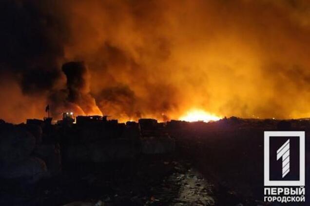 В Кривом Роге огонь охватил масштабный мусорный полигон. Фото с места ЧП