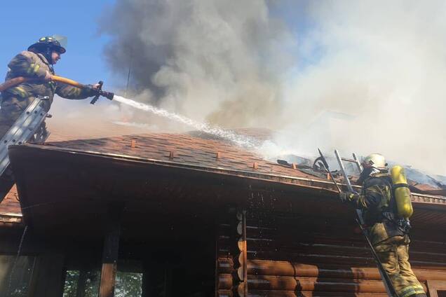 На окраине Ужгорода загорелся гостинично-ресторанный комплекс