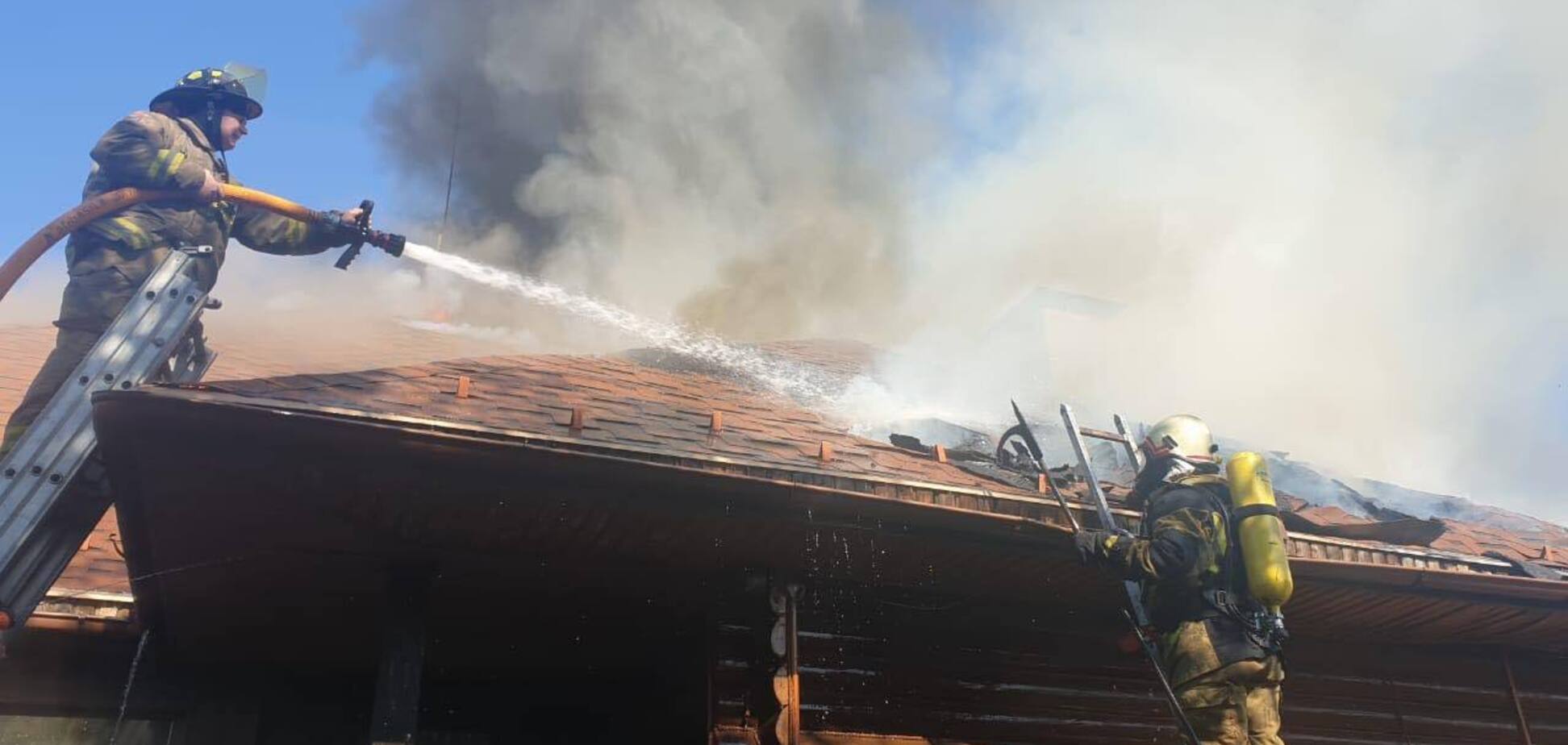 На околиці Ужгорода загорівся готельно-ресторанний комплекс