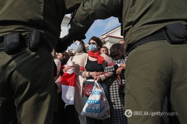 Люди в балаклавах и стали задерживать участниц акции