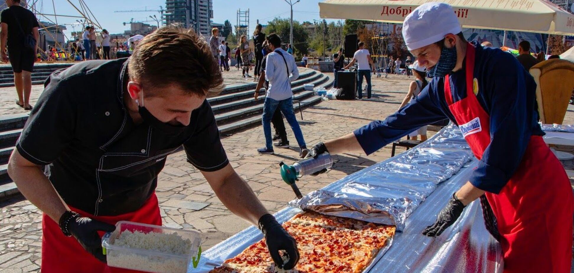 В Днепре на День города установили рекорд по выпеканию пиццы в украинском орнаменте