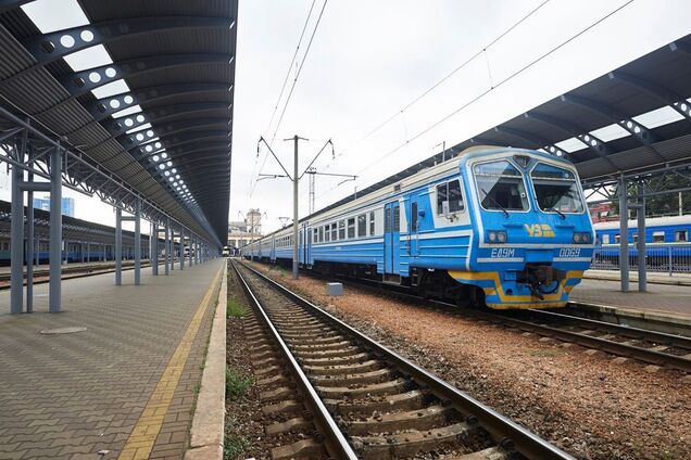В поезде Ужгород-Одесса пассажир разбил окно