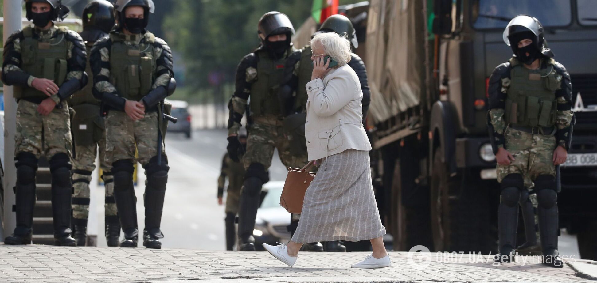 В центре Минска протестующие начали строить баррикады. Видео