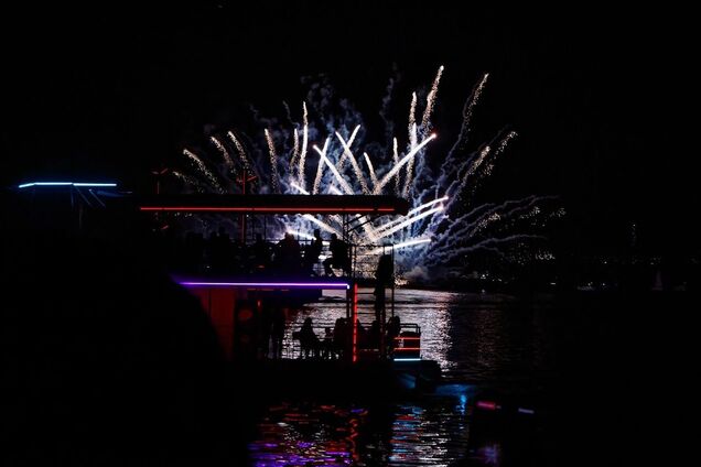 На День города в Днепре впервые показали масштабную светло-лазерную артинсталяцию Dnipro Light Flowers