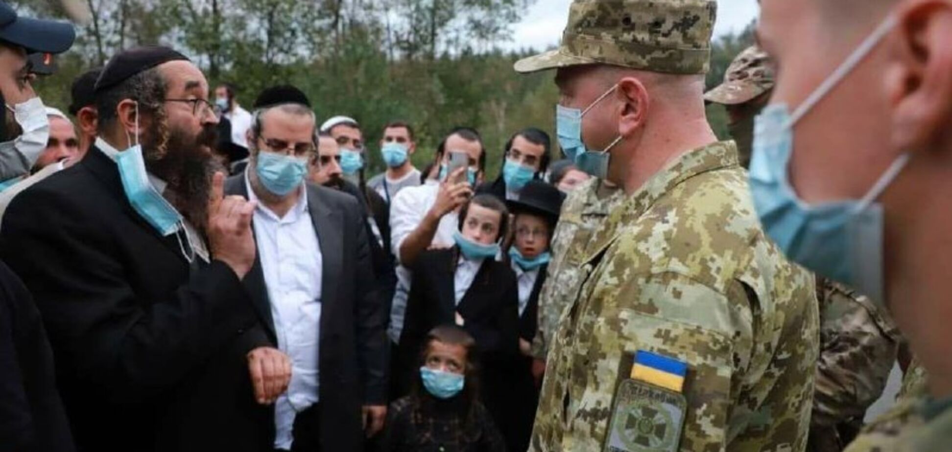 Сотні хасидів заблокували дорогу на кордоні з Білоруссю, Україна стягнула військову техніку. Відео