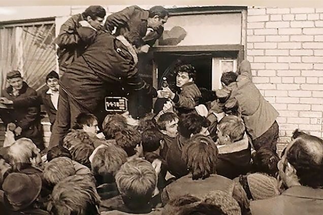 Реалії СРСР показали на фото з величезною чергою за алкоголем