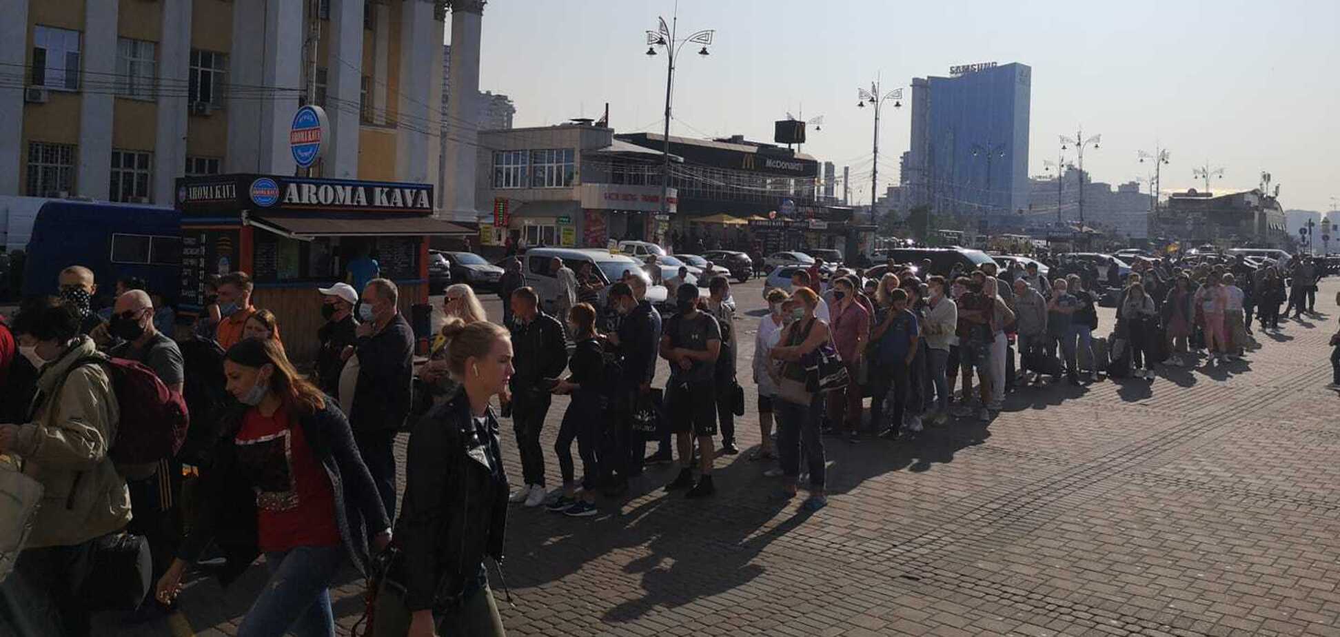 Черга на метро в Києві