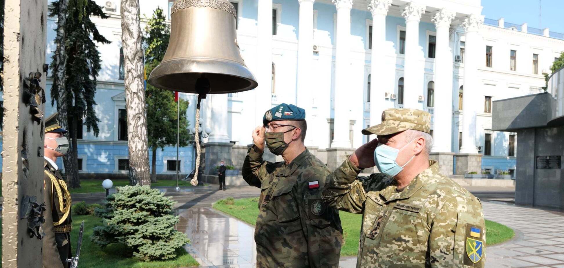 Польський генерал Томаш Піотровські вшанував загиблих Героїв ЗСУ