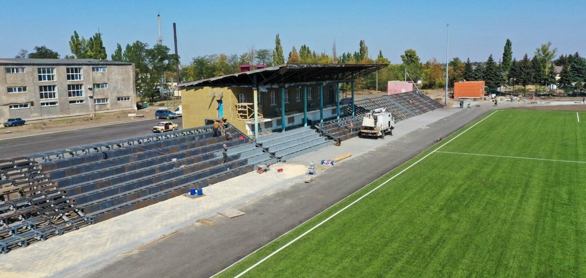 В Славянске и Селидово восстанавливают стадионы, давно пришедшие в негодность