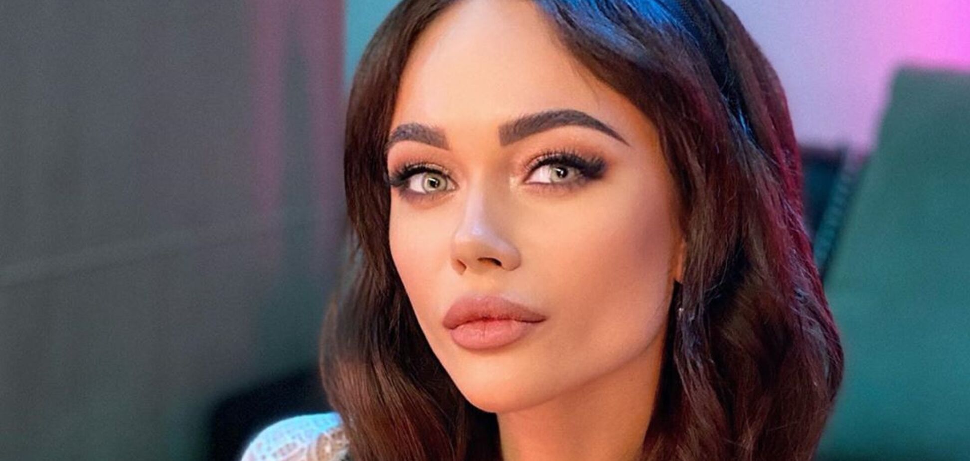 Яна Кошкина засветила пышную грудь в откровенном купальнике