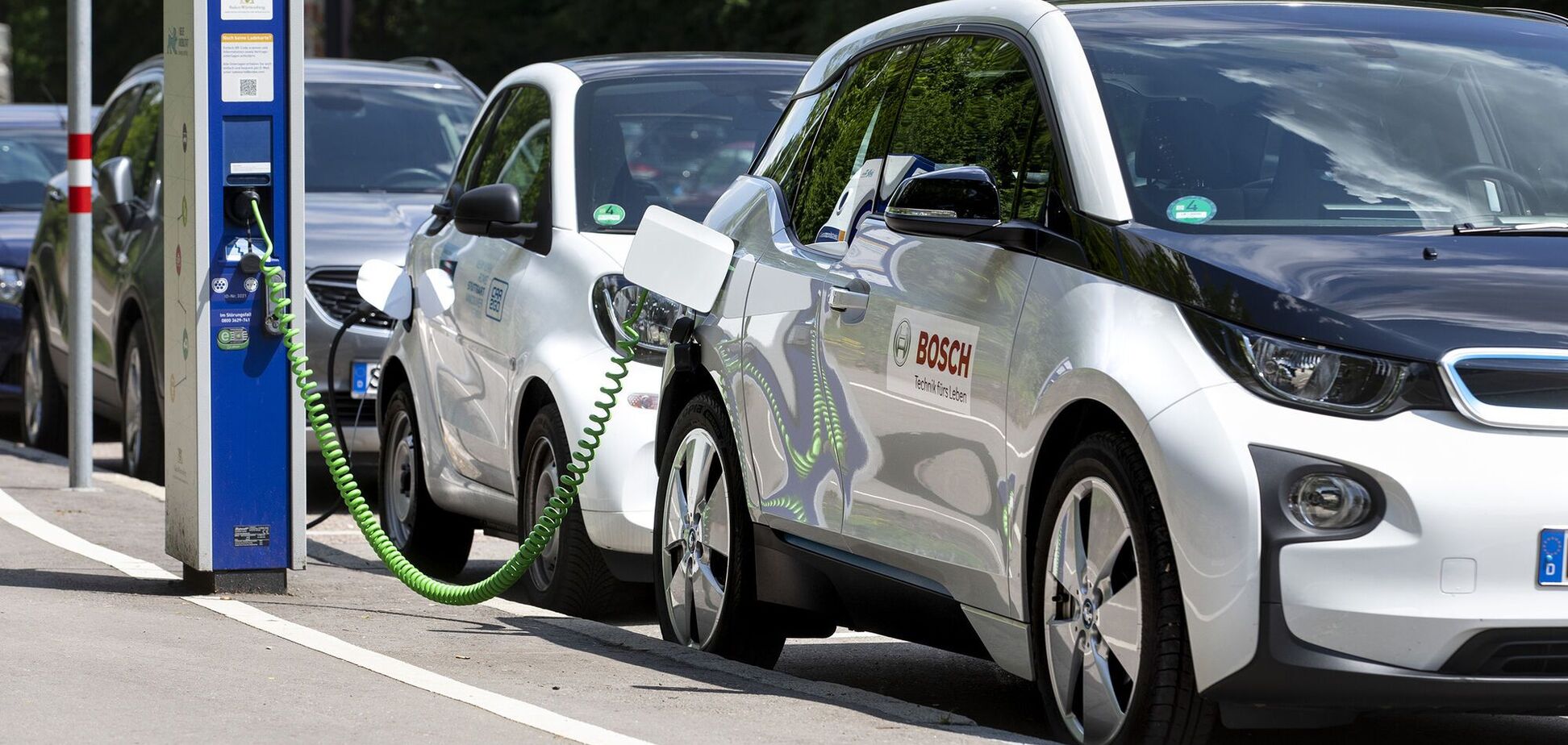 Сколько электромобилей уже ездит по Украине: названа цифра