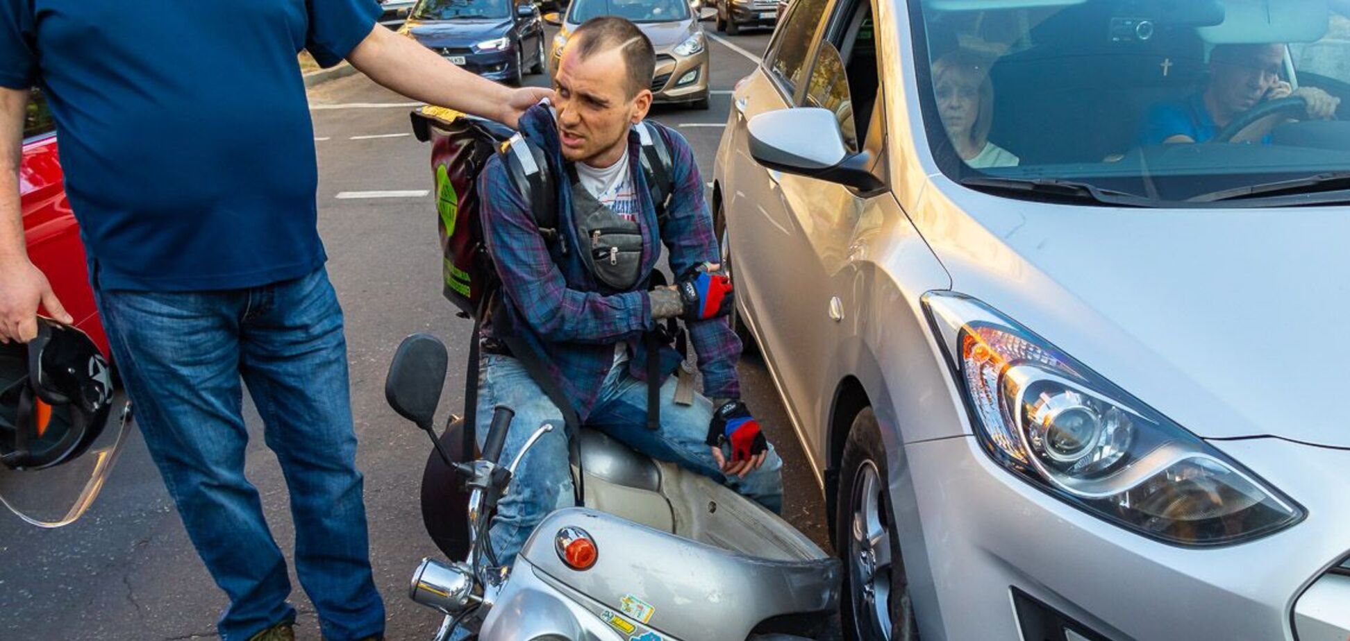 В Днепре скутериста избили шлемом за тройное ДТП. Фото и видео