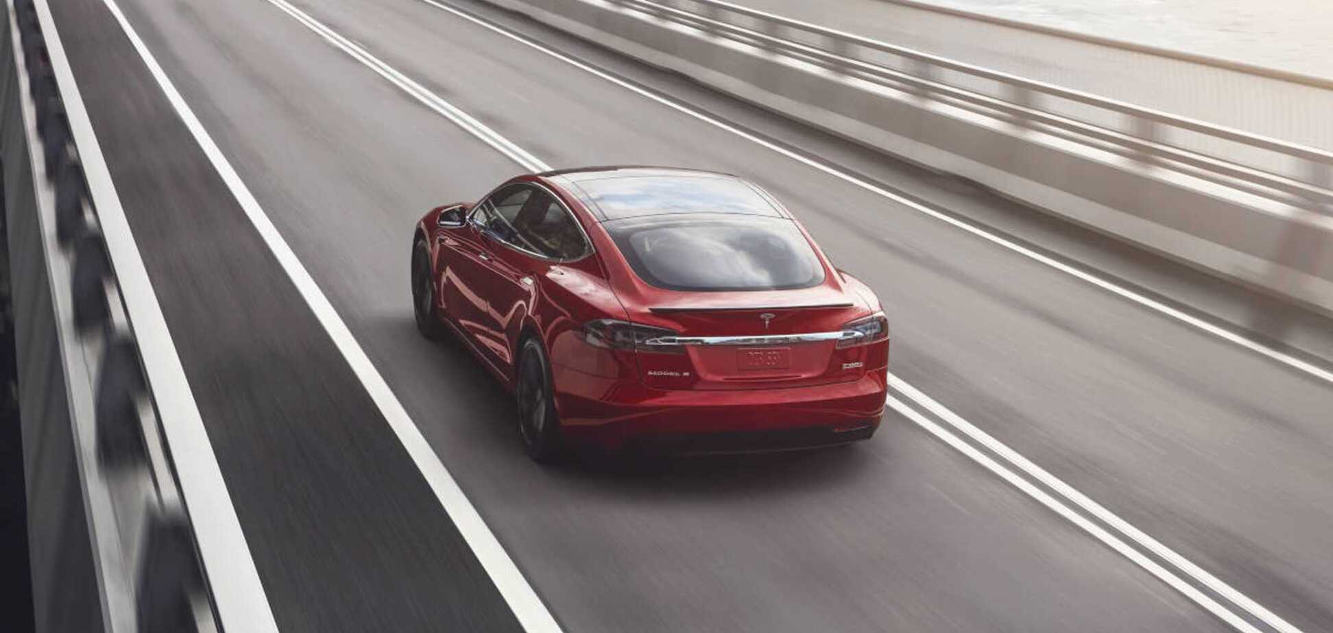 Поліція оштрафувала водія Tesla, який спав на швидкості 150 км/год