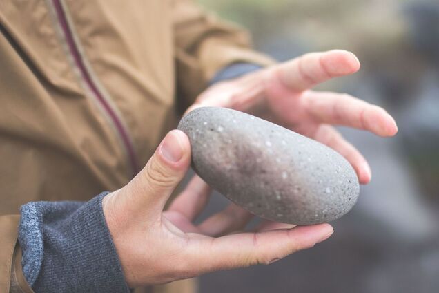 На Дніпропетровщині підліток із камінням і палицями накинувся на безхатченка. Відео