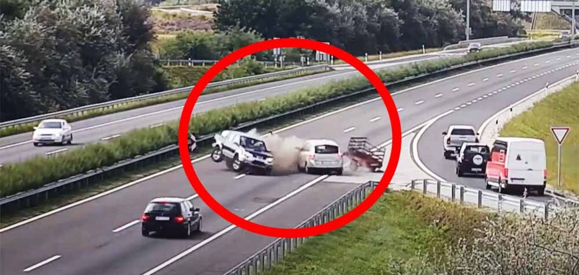 Загадочный и необъяснимый маневр водителя Nissan привел к ДТП