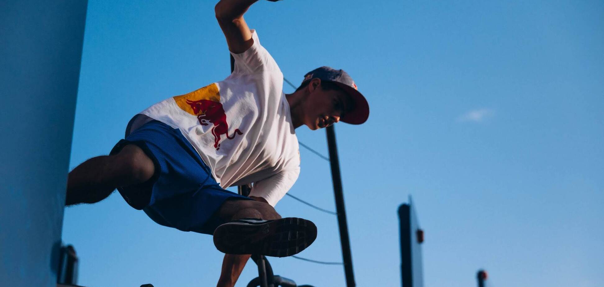 Рекорд украинца Титаренко: сальто на 5 метров между двумя грузовиками в движении