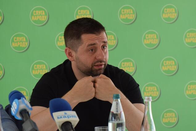 Українці в мережі підняли на сміх заяву Арахамії про вигоду провалу 'слуг'