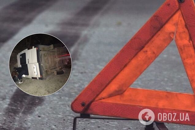 На Буковині пасажирський мікроавтобус зіткнувся з легковиком і перекинувся