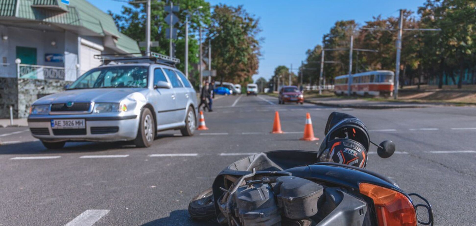 В Днепре в результате ДТП пострадал мотокурьер. Фото с места аварии