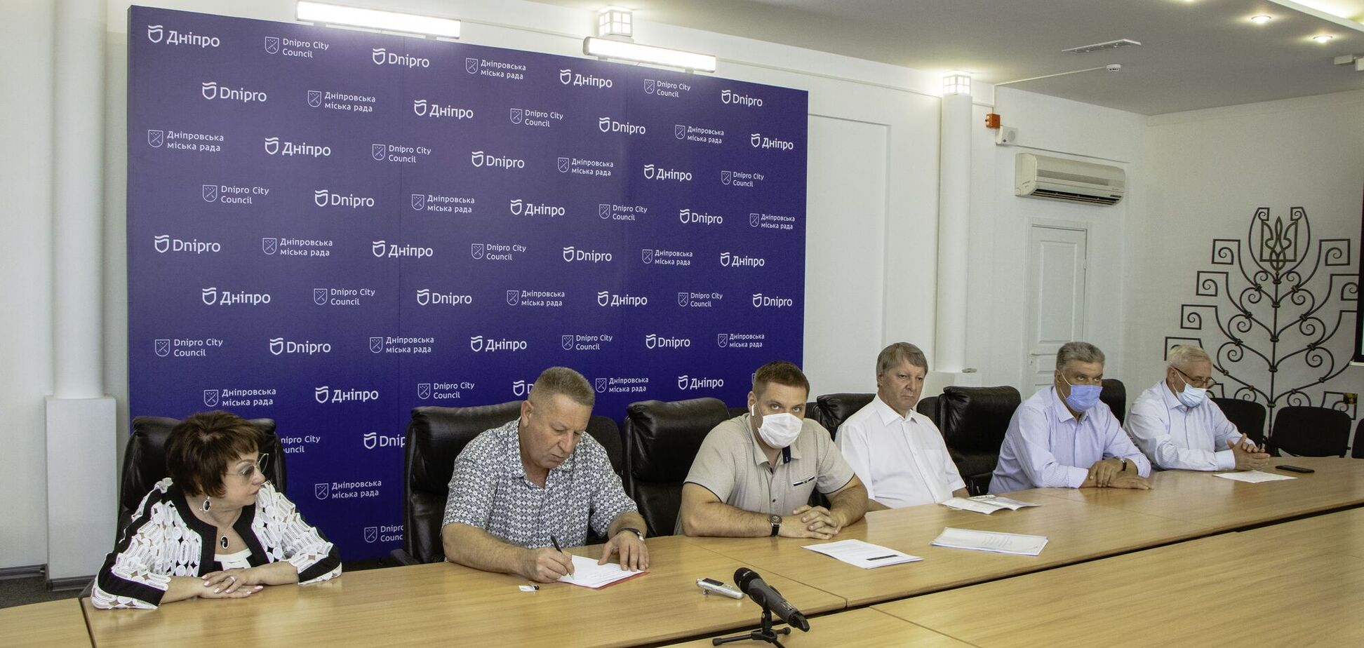 На круглому столі у Дніпровській міськраді розповіли, як виплачуються зарплати медпрацівникам