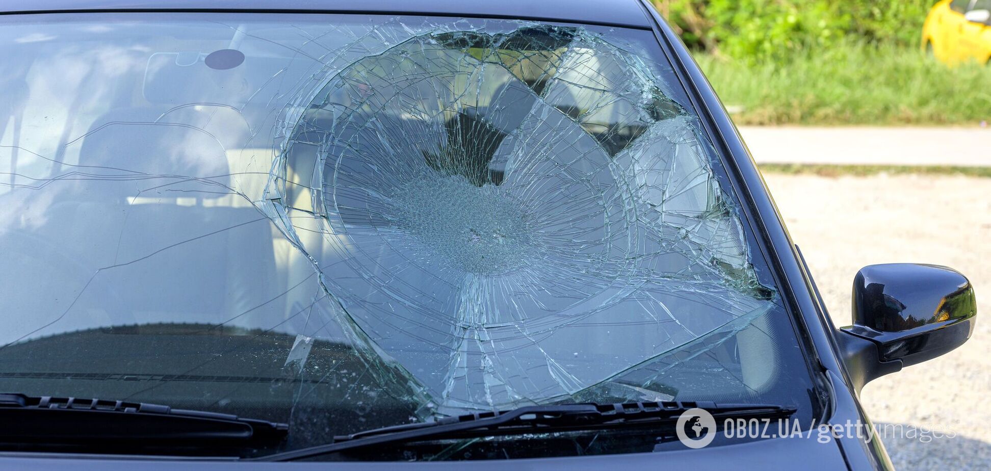 В Мариуполе авто влетело в остановку с людьми