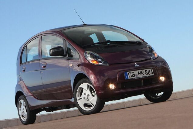 Перший у світі масовий електромобіль знімають із виробництва