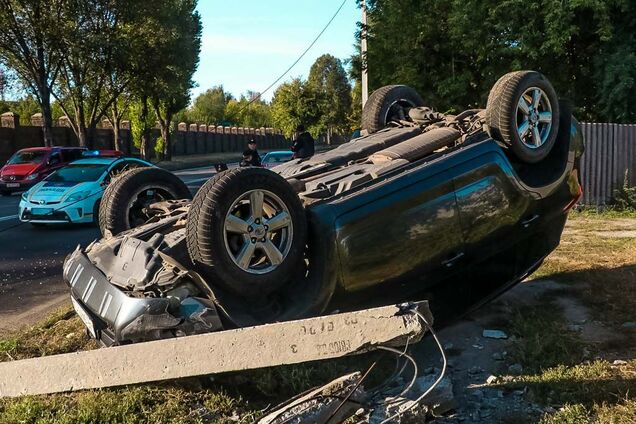 У Дніпрі в результаті ДТП з переворотом постраждала дівчина. Фото аварії