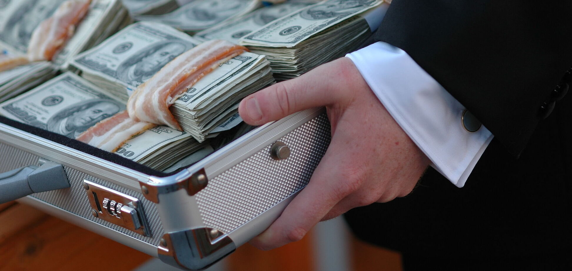 В Кривом Роге полицейский и депутат 'выбивали' из людей несуществующие долги