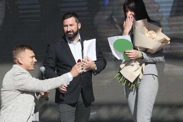 'Слуга народу' зробив пропозицію коханій на партійному з’їзді