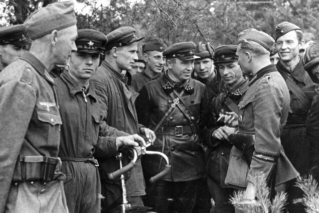 Красноармейцы мирно общались с Вермахтом в 1939 году