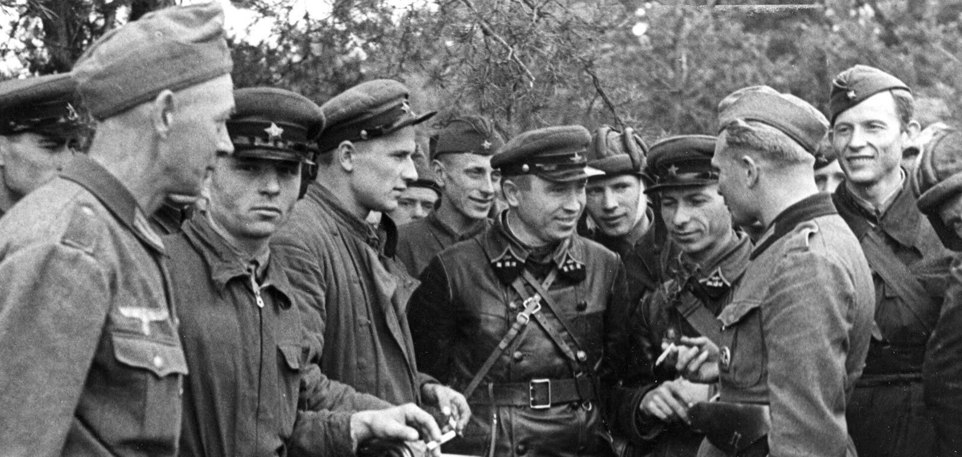 Красноармейцы мирно общались с Вермахтом в 1939 году